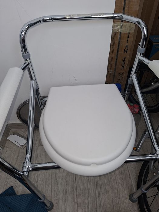 Инвалидное кресло и биотуалет