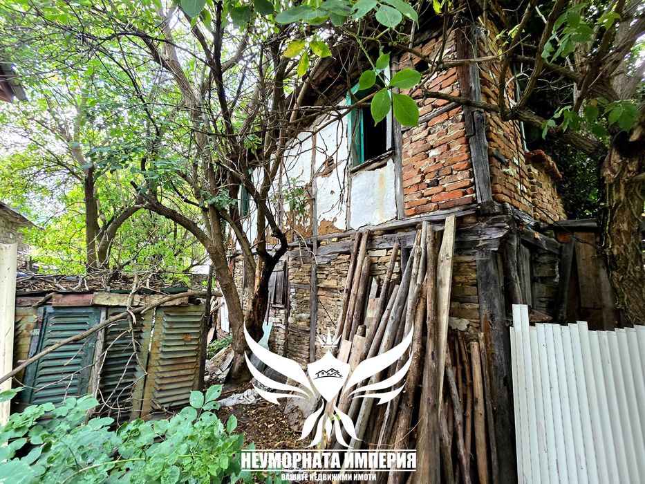 Продавам двуетажна стара къща 60РЗП с хубав двор 234кв. с.Лясково