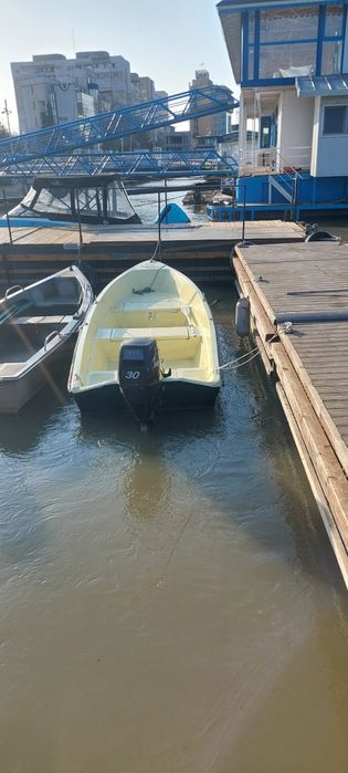 Vand Romcraft 500 cu motor miercury 30cp