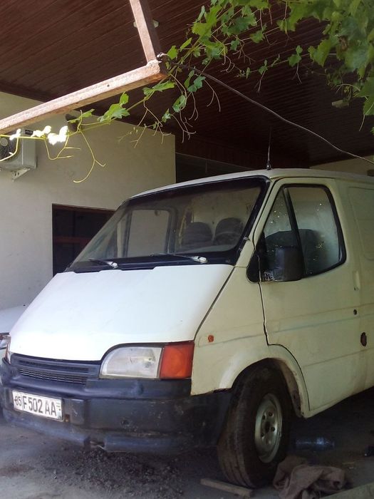 Mashina Ford sotiladi tez va arzon kelishiladi