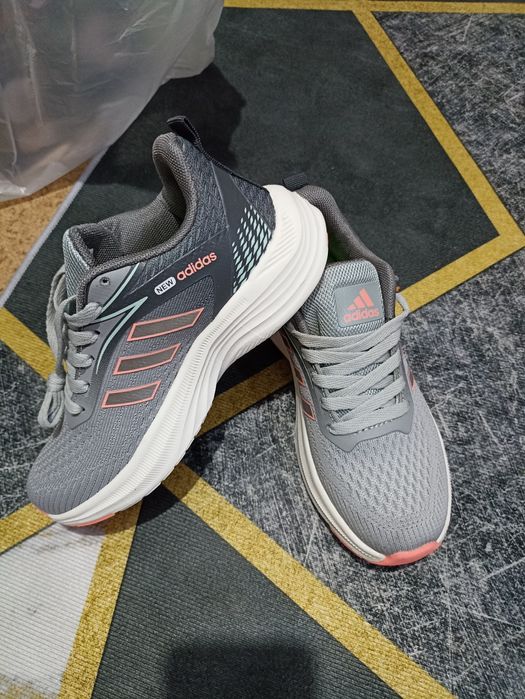 Продам новые кроссовки