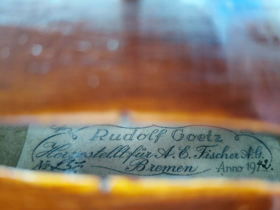 De vânzare o vioară veche deosebit de frumoasă în stare perfecta