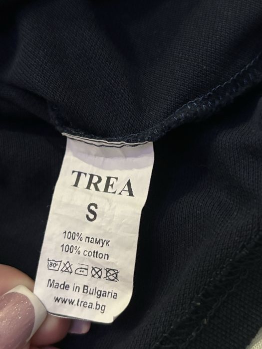 Униформа, тъмно синя тениска с яка и бяло худи