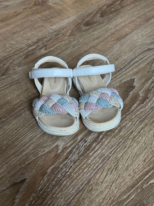 Обувки и сандали за момиче 27 номер
