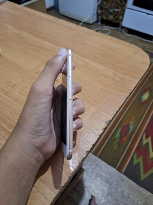Продается IPhone 8