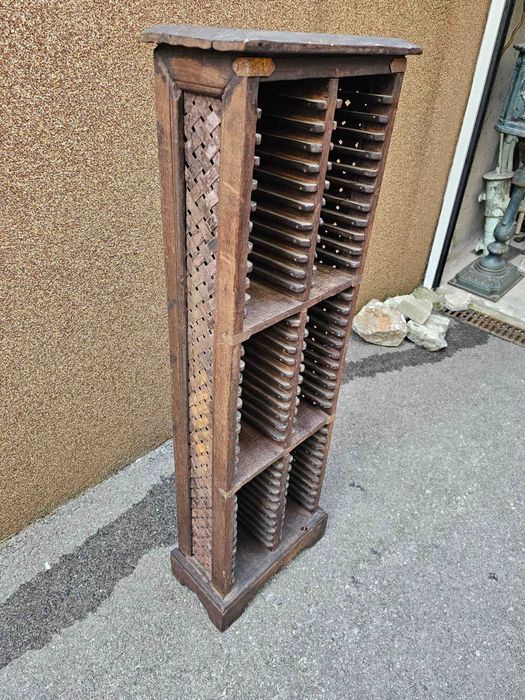 Шкаф с дърворезба