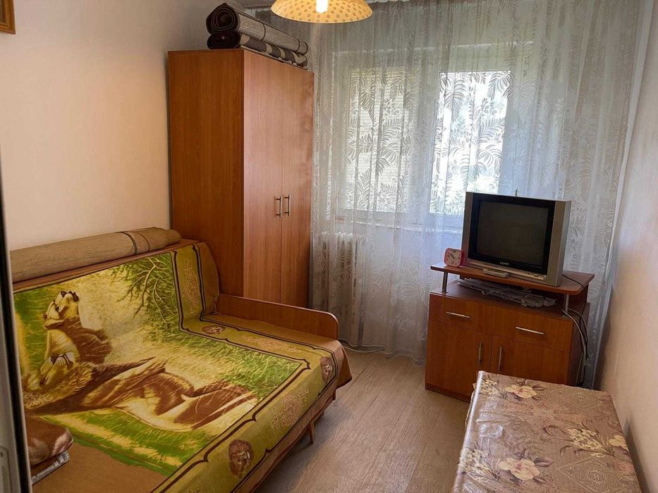 Garsoniera, etaj 1, Razboieni