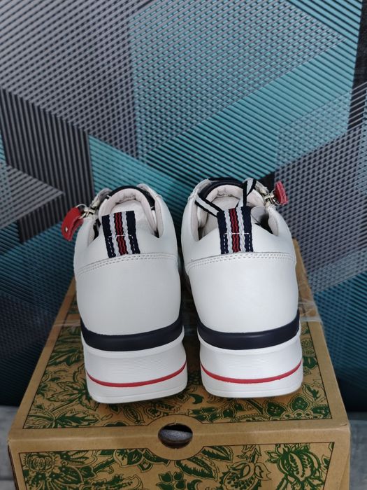 Продам кросовки новые