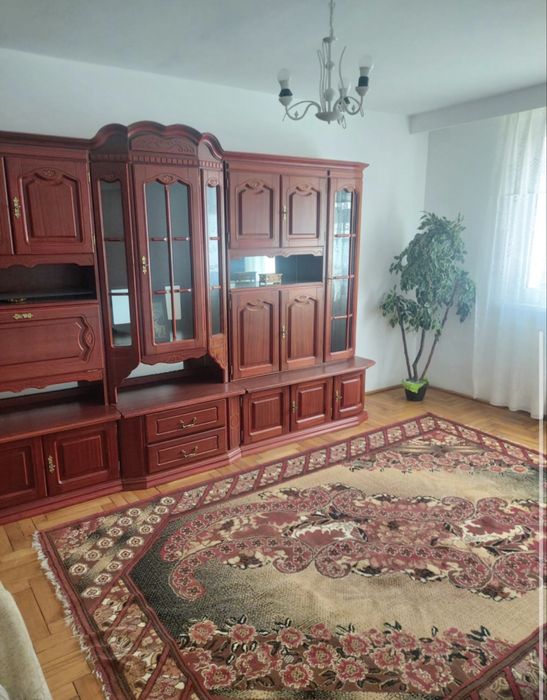 Inchiriez apartament, zona linistita