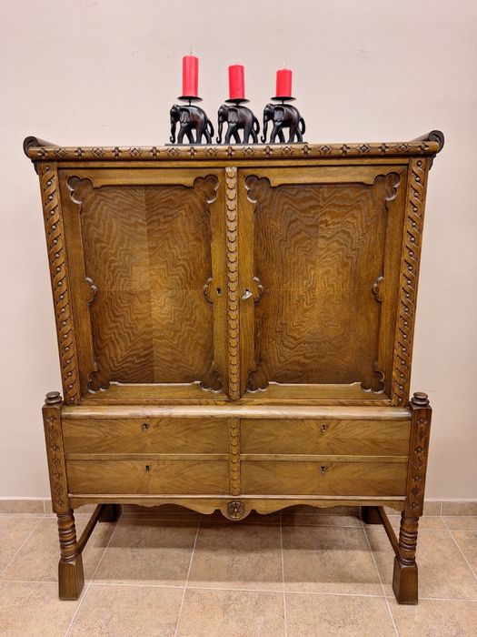 Гардероб, шкаф с богата дърворезба