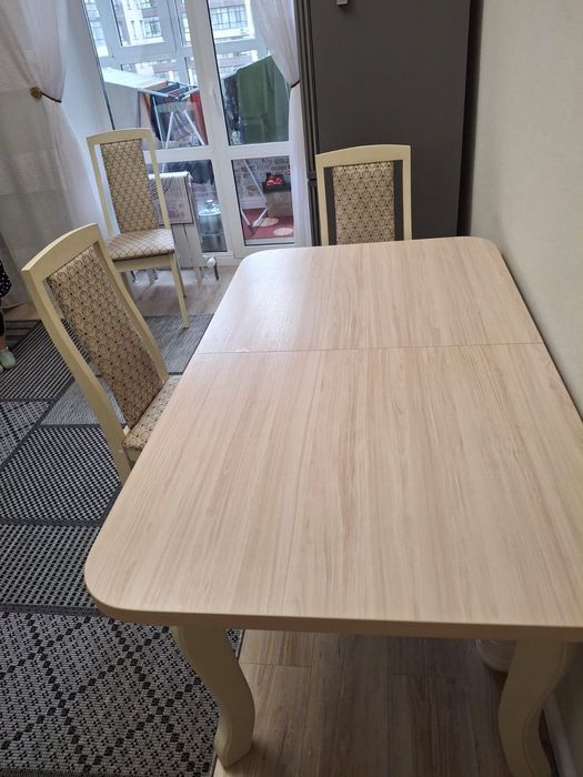 Стол и стулья в отличном состоянии