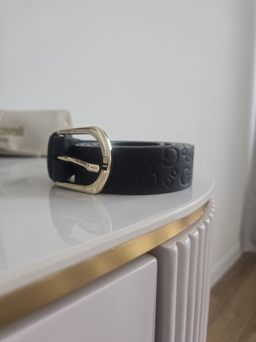 Оригинален черен колан Guess със злато