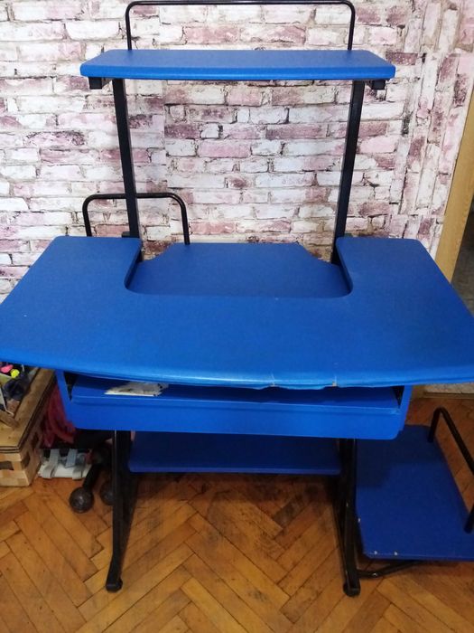 компютърна маса на две нива