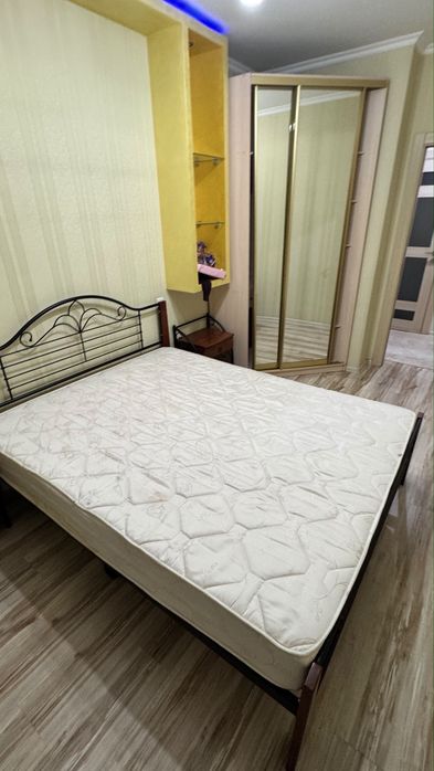Срочно продаем Кровать с тумбами