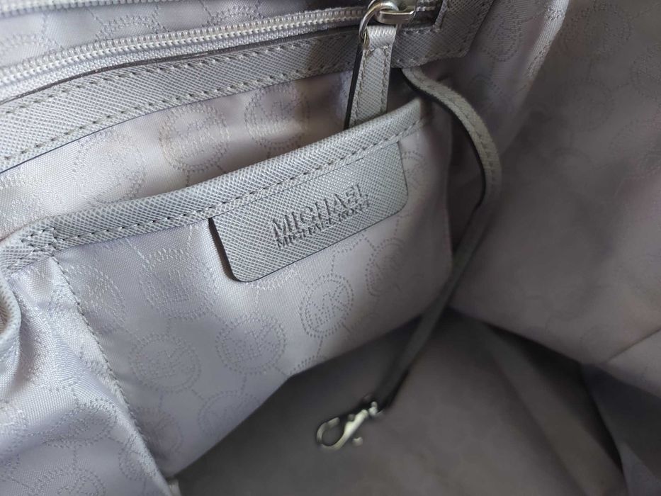 Дамска чанта Michael Kors Jet Set Saffiano Bag със сребристи капси.