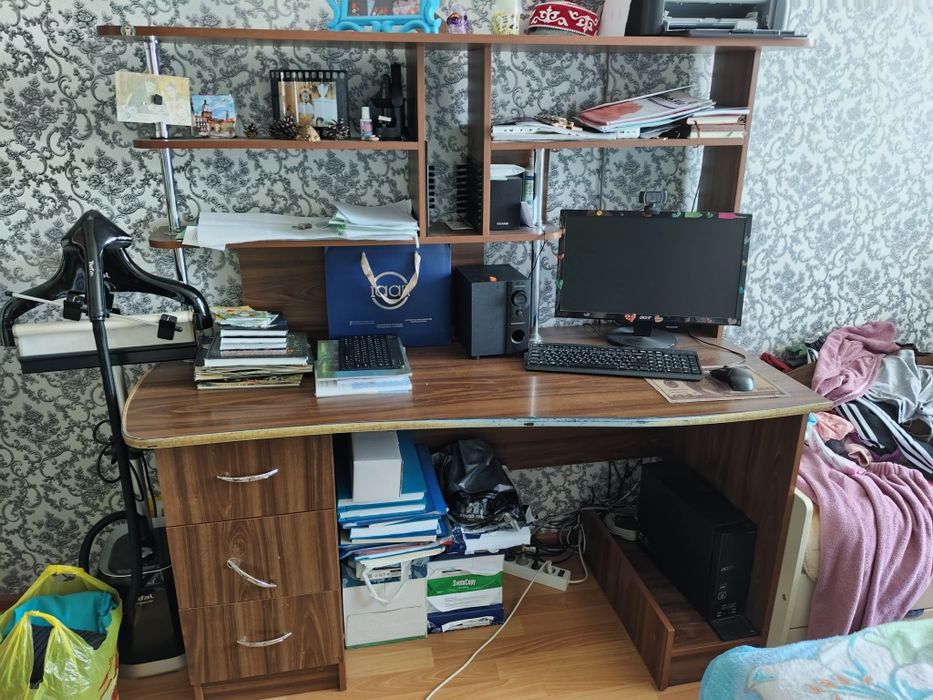 Продам стол компьютерный