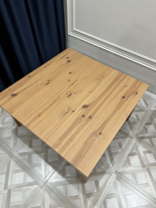 Деревянный стол в идеальном состоянии