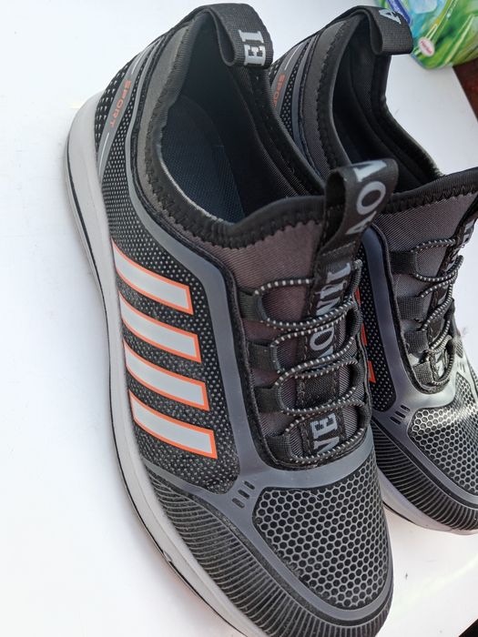 Продам кроссовки