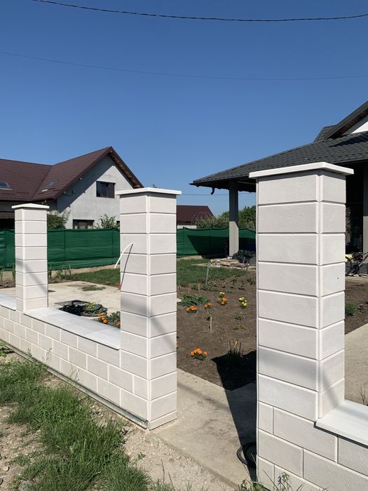 Capace stalpi coame gard beton caramida aparenta dale gradina boltari