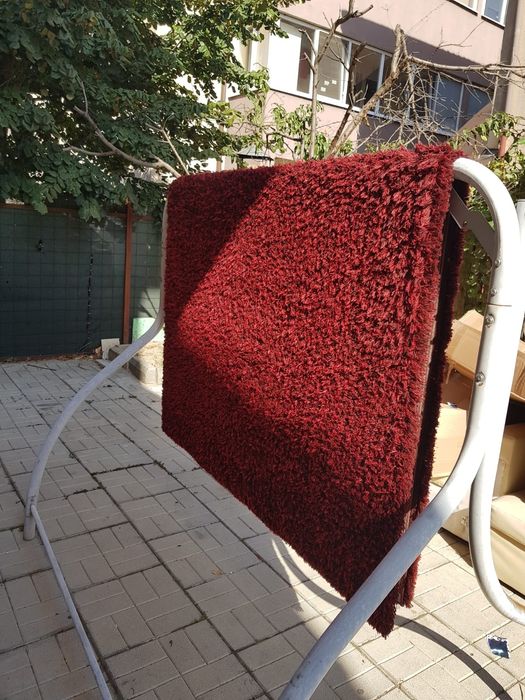 Vand 3 covoare :visiniu L 2.30 l. 1.50; rosu L 3m .l-1.50 crem L2m-l1m