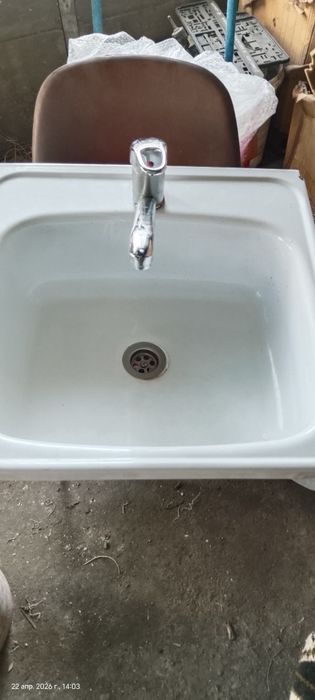 Раковина  с краном