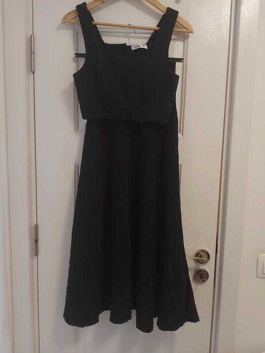 Черен топ с широка пола