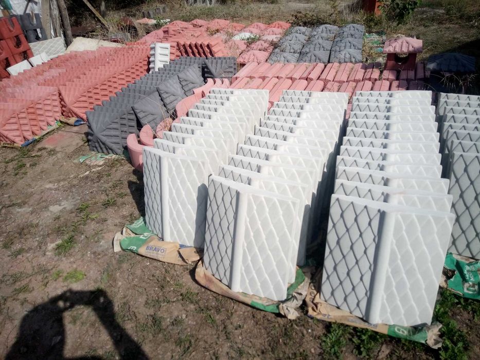 Бетонни изделия, шапки за огради и колони, бордюри, тротоарни плочи.