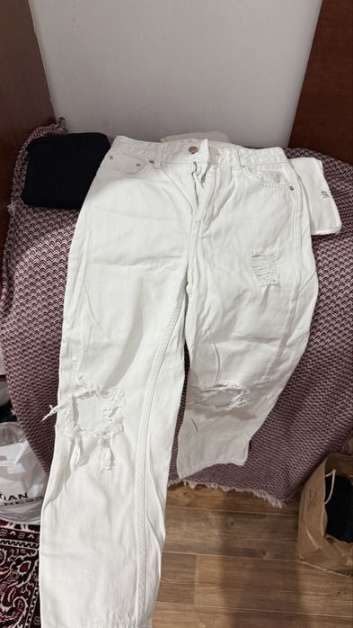 Белые джинсы Bershka