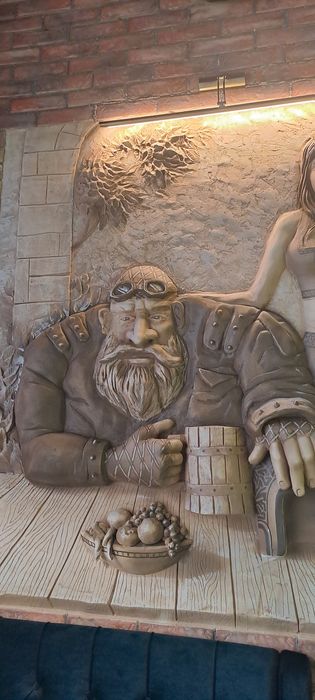 Барельефы скульптуры росписи декор стен скалы художник