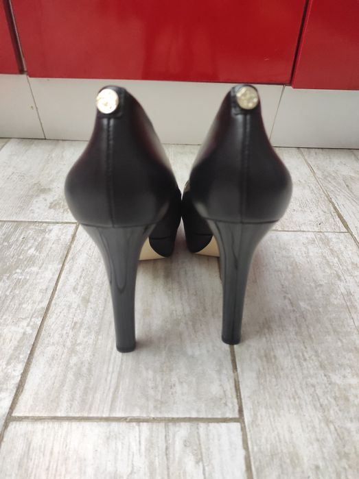 Обувки GUESS с висок ток