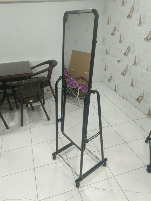 Зеркало напольное на колёсиках