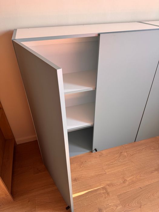 2 corpuri de mobilier suspendate din PAL
