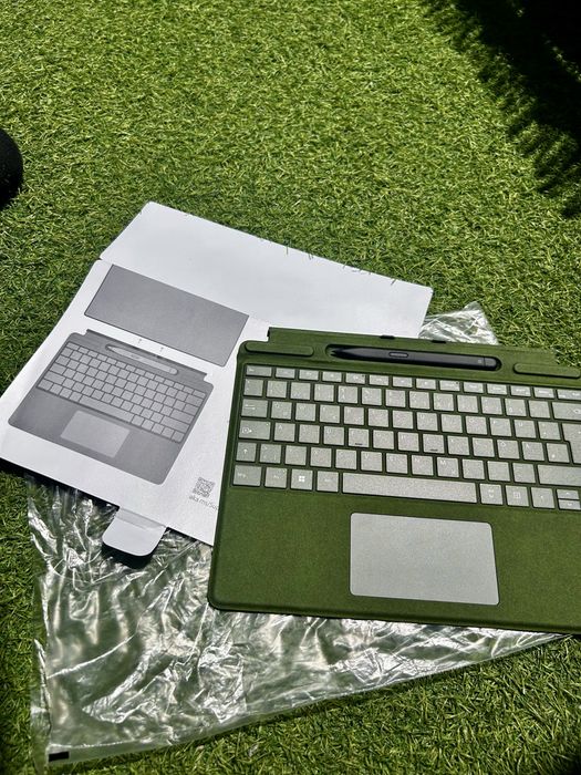 Microsoft Surface Pro Signature Keyboard в комплект с писалка Surface Slim Pen 2