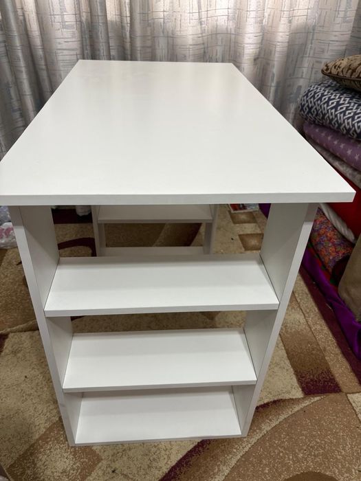 Стол белый продается без дефектов