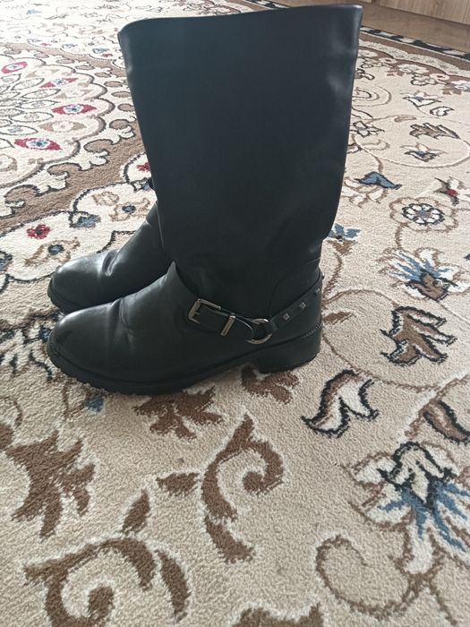 Отдам бесплатно обувь.