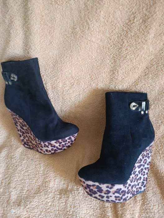 Разгружаю шкаф с обувью