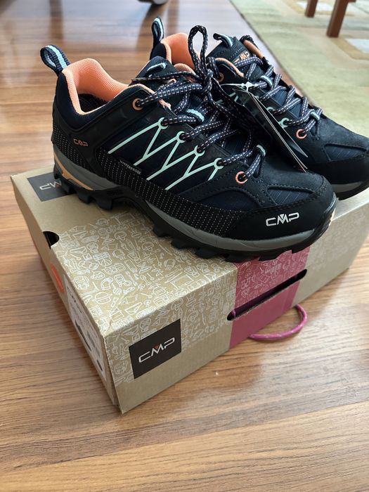 Чисто нови туристически обувки