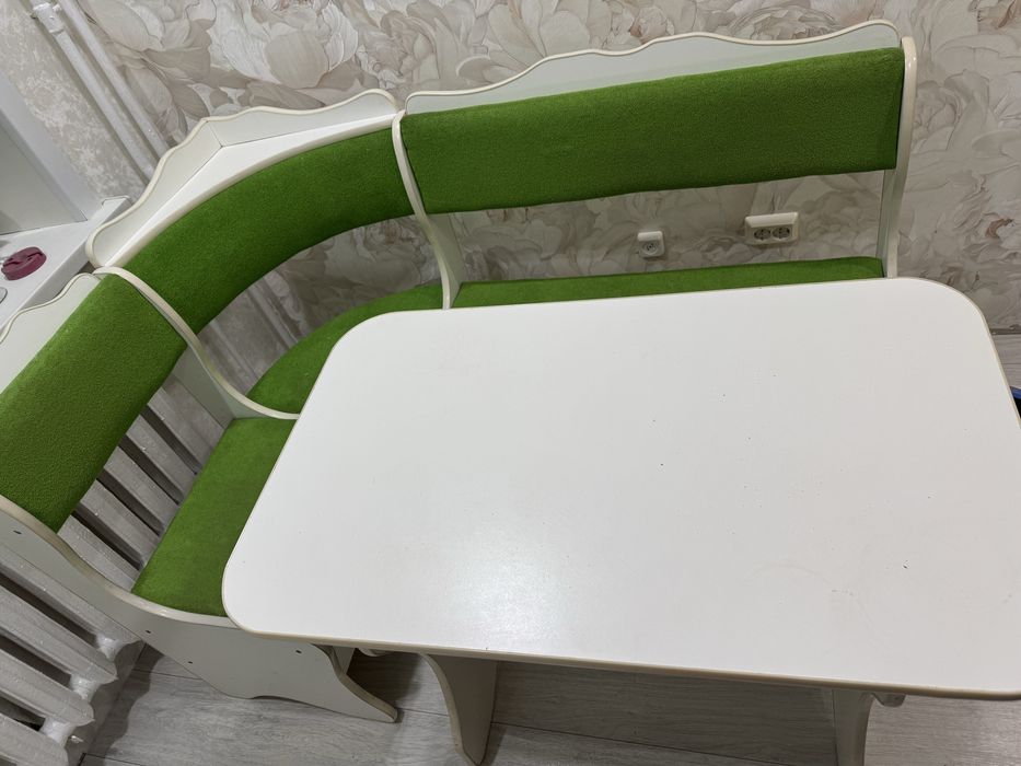 Продам кухонный стол и угловую