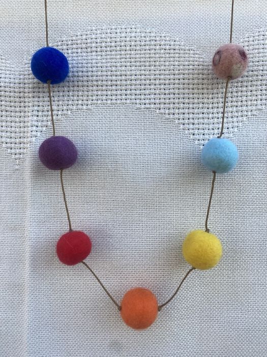 Bijuterii hand made din lana impaslita