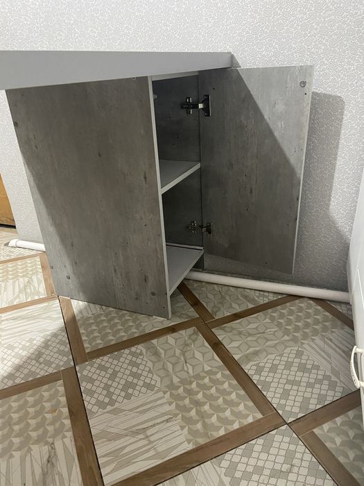 Стол с тумбочкой