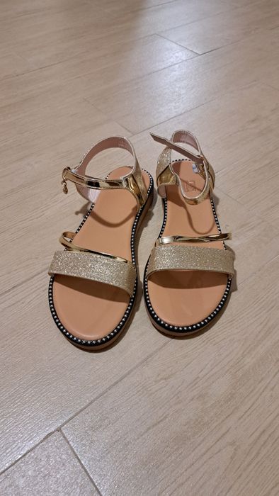 Дамски сандали в златисто