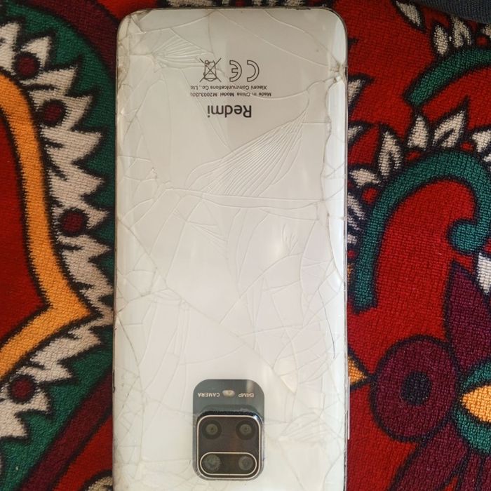 Orqa korpos bilan,ekran oyna singan