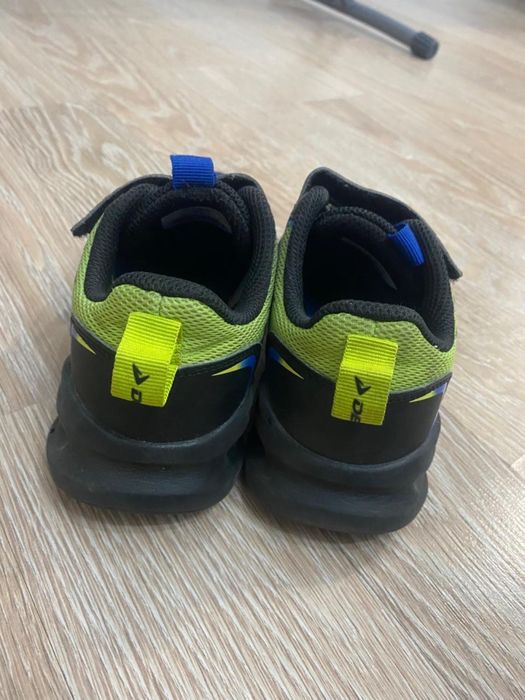 Продам детские кроссовки