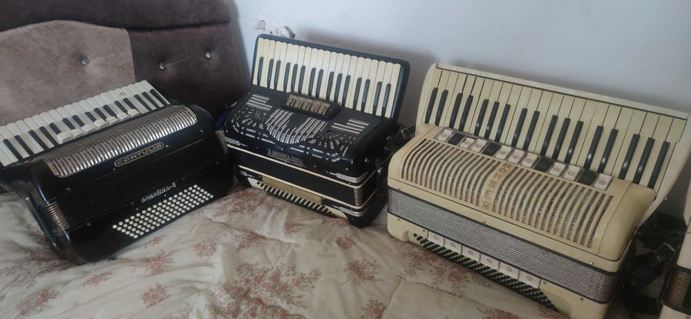 Vând 4 acordeoane