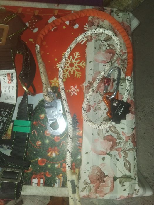 Vând ham si accesorii alpinism