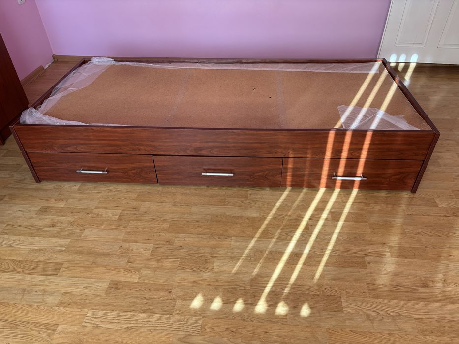 Единично легло със гардероб и секция