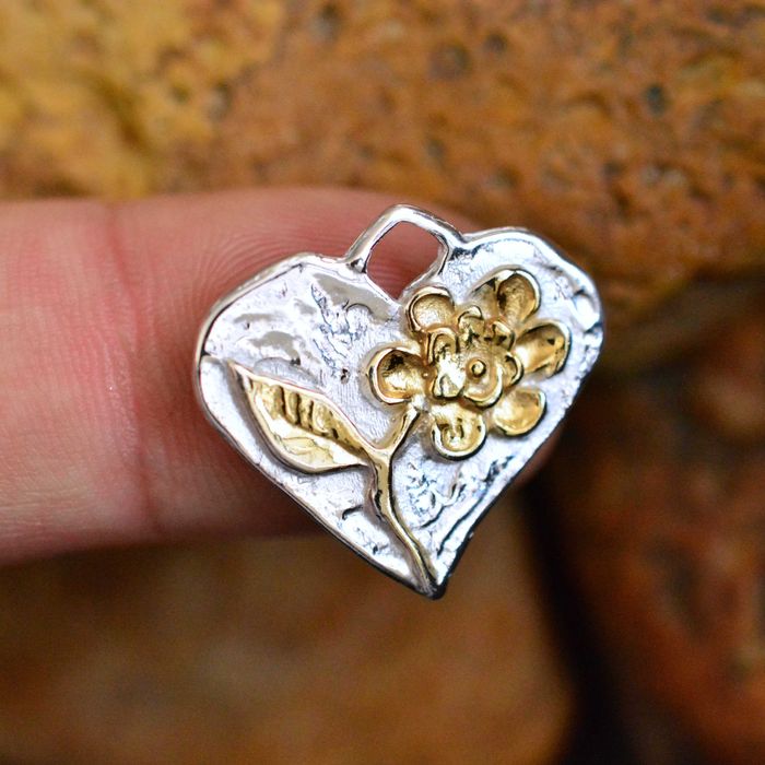 Талисман за любов и надеждност – сребърен медальон 925 сърце с цвете.