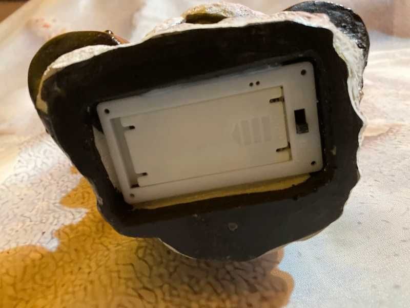 Figurina din ceramica,cu  binoclu ce se aprinde  pe baza de baterii