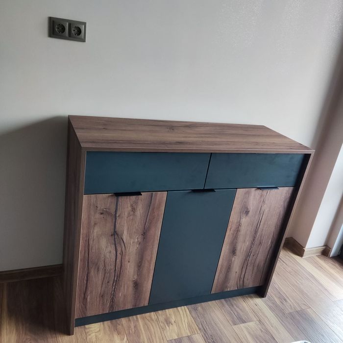 Нов скрин дървесен декор с тъмно сиви врати