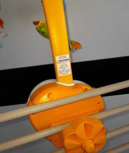 Музикална играчка/въртележка за бебешка кошара"Tiny love". Изгодно